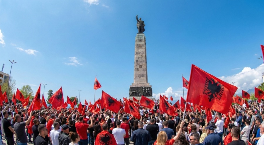 Arnavutluk 113. Kez "Özgürüm" Dedi: Avlonya'da Tarihi "Bayrak Günü" Coşkusu