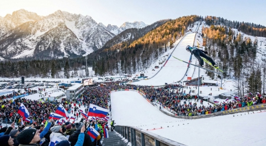 Planica'da Nefesler Tutuldu: Kayakla Atlama Dünya Kupası Başladı, Binler Akın Ediyor!