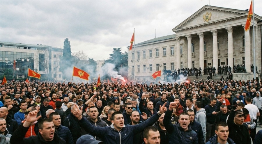 Karadağ'da "Çifte Vatandaşlık" Ateşi: Sokaklar Sloganlarla İnledi!